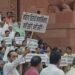 डिंपल यादव पर विवादित टिप्पणी: मौलाना रशीदी के खिलाफ बीजेपी का संसद परिसर में प्रदर्शन