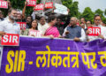 संसद के गेट पर विपक्षी सांसदों का प्रदर्शन, राहुल-प्रियंका ने फाड़े एसआईआर पोस्टर