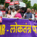 संसद के गेट पर विपक्षी सांसदों का प्रदर्शन, राहुल-प्रियंका ने फाड़े एसआईआर पोस्टर