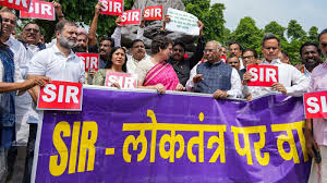 संसद के गेट पर विपक्षी सांसदों का प्रदर्शन, राहुल-प्रियंका ने फाड़े एसआईआर पोस्टर
