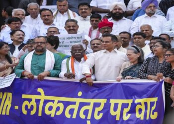 एसआईआर मामले पर संसद परिसर में विपक्ष ने किया प्रदर्शन, सोनिया गांधी भी हुईं शामिल