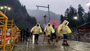 भारी बारिश से अमरनाथ यात्रा अस्थायी रूप से स्थगित