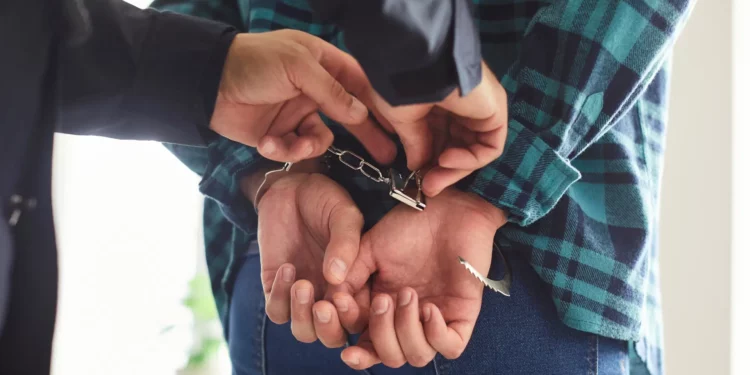 Maharashtra: मुंबई पुलिस ने तीन राज्यों में पीछा करने के बाद आरोपी को दबोचा, एक करोड़ रुपये की चोरी का मामला