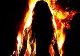 लव मैरिज के डेढ़ साल बाद गर्भवती महिला ने आग लगाकर आत्महत्या की