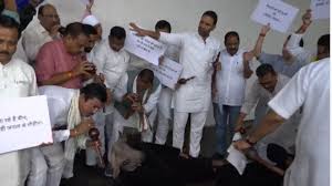 विधानसभा का मानसून सत्र : कभी भैंस, कभी गिरगिट के साथ प्रदर्शन कर रही कांग्रेस, सीएम बोले- मर्यादा जरुरी