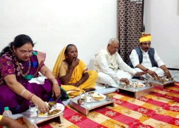 महामहिम ने बिरवा में ईमलाबाई के घर किया भोजन