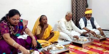 महामहिम ने बिरवा में ईमलाबाई के घर किया भोजन