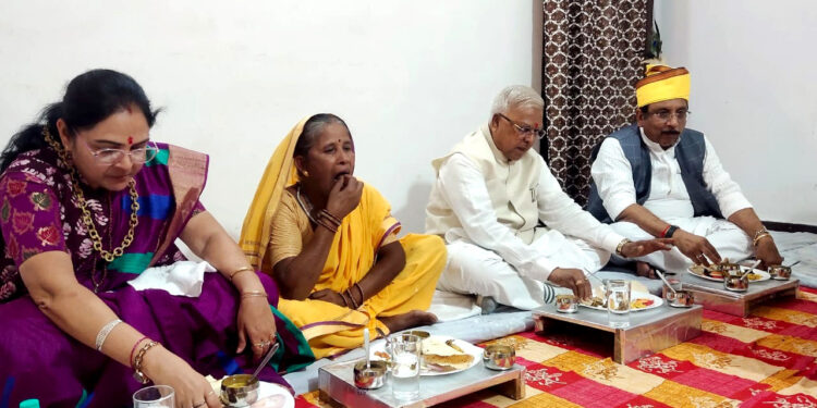 महामहिम ने बिरवा में ईमलाबाई के घर किया भोजन