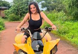 मोनालिसा…ब्लैक ड्रेस में सुंदर लग रही हो, दो चोटियों में बच्ची जैसी दिख रही हो