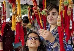 बाजार में 5 से 500 रुपए तक की राखियां उपलब्ध