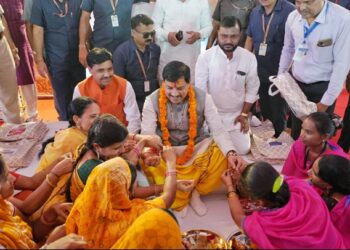 मुख्यमंत्री ने आगर-मालवा में बहनों से बंधवाई राखी और दिये उपहार