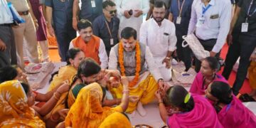 मुख्यमंत्री ने आगर-मालवा में बहनों से बंधवाई राखी और दिये उपहार