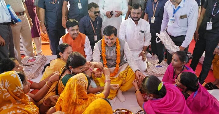 मुख्यमंत्री ने आगर-मालवा में बहनों से बंधवाई राखी और दिये उपहार