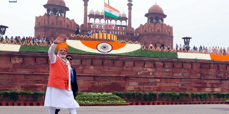 लाल किले की प्राचीर से 103 मिनट लंबा भाषण देकर अपने ही पुराने रिकॉर्ड को पीएम मोदी ने तोड़ा