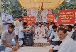 जिला अध्यक्ष की नियुक्ति से नाराज सतना के कांग्रेस कार्यकर्ता कांग्रेस मुख्यालय पर धरने पर बैठे