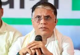 कांग्रेस प्रवक्ता पवन खेड़ा के दो-दो वोटर कार्ड , विवाद में फंसे, चुनाव आयोग ने भेजा नोटिस