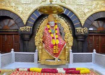 दुबई के भक्त ने साईं बाबा को भेंट किये ड़ेढ किलो सोने के पत्र