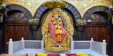 दुबई के भक्त ने साईं बाबा को भेंट किये ड़ेढ किलो सोने के पत्र