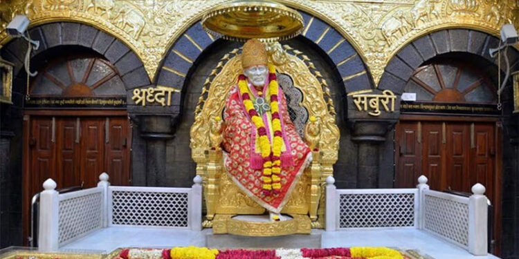 दुबई के भक्त ने साईं बाबा को भेंट किये ड़ेढ किलो सोने के पत्र