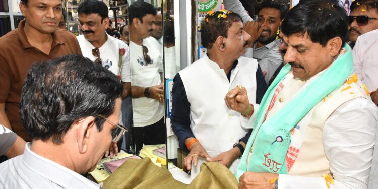 मुख्यमंत्री जीएसटी दरों में कटौती का प्रचार करने पहुंचे चौक बाजार, व्यापारियों को बताये फायदे