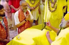 भक्ति के रंग में बादशाह..पहुंचे प्रेमानंद महाराज की शरण में