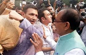 हेमंत खंडेलवाल बोले-सोयाबीन की बात, जीतू गेहूं लेकर प्रदर्शन करने पहुंच गये