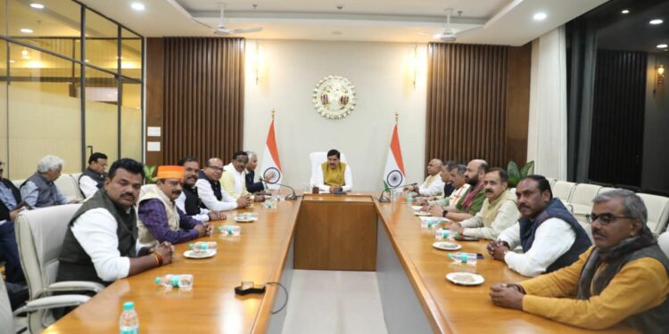 संघ के आगे झुकी मोहन सरकार, कदम पीछे खींचे