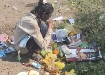भूख मिटाने कचरे में पड़ी जूठन में भोजन तलाश रही थी बच्ची