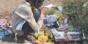 भूख मिटाने कचरे में पड़ी जूठन में भोजन तलाश रही थी बच्ची