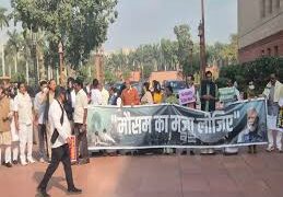 दिल्ली-एनसीआर में वायु प्रदूषण, संसद परिसर में विपक्ष का जोरदार प्रदर्शन