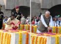 राष्ट्रपति मुर्मू और पीएम मोदी ने बापू को नमन किया